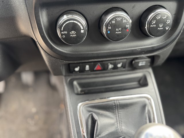 Jeep Compass Limited 4x4~Navi~KLIMAAUT.~ALUS~WINTR.~SHZ~6 gang~STANDHEIZUNG~TEMPO~ Das Fahrzeug wird bevorzugt an Wiederverkäufer / Auslandverkauf / Bastler / Export.! - bilder 23