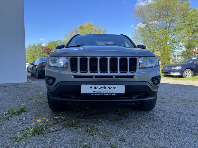 Jeep Compass Limited 4x4~Navi~KLIMAAUT.~ALUS~WINTR.~SHZ~6 gang~TÜV bis 08/26~STANDHEIZUNG~TEMPO~ Das Fahrzeug wird bevorzugt an Wiederverkäufer / Auslandverkauf / Bastler / Export.! - bilder 2
