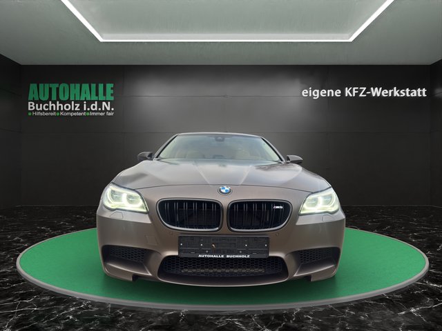 BMW M5 Competition~LED~HUD~MASSAGE-SITZE~ALCANTARA DACHHIMMEL~LEDER~SSD~SZH/SZB~orig.M5 ALU~KEYLES GO~ VOLLAUSSTATUNG~KEMARIK~NAVI~STh.+ STH-BELÜFTUNG~absolut 1 A Zustand - foto 2
