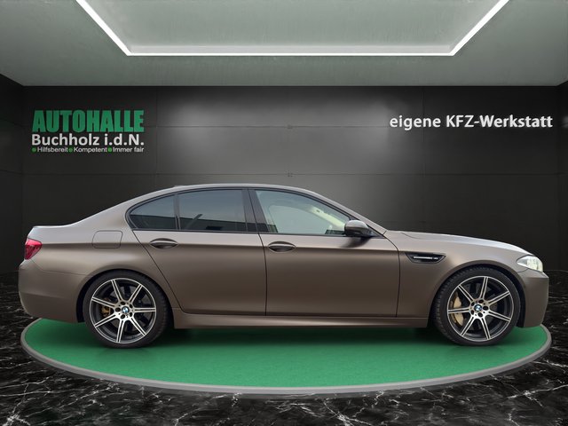 BMW M5 Competition~LED~HUD~MASSAGE-SITZE~ALCANTARA DACHHIMMEL~LEDER~SSD~SZH/SZB~orig.M5 ALU~KEYLES GO~ VOLLAUSSTATUNG~KEMARIK~NAVI~STh.+ STH-BELÜFTUNG~absolut 1 A Zustand - foto 4