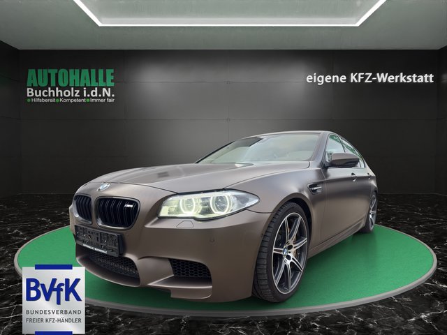 BMW M5 Competition~LED~HUD~MASSAGE-SITZE~ALCANTARA DACHHIMMEL~LEDER~SSD~SZH/SZB~orig.M5 ALU~KEYLES GO~ VOLLAUSSTATUNG~KEMARIK~NAVI~STh.+ STH-BELÜFTUNG~absolut 1 A Zustand - foto 1