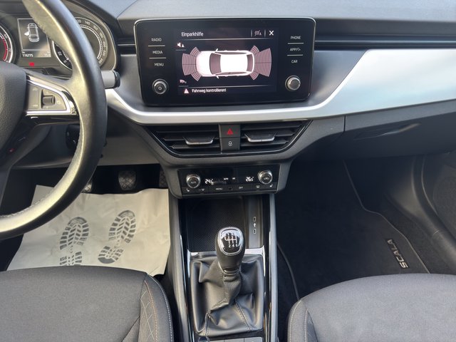 Skoda Scala Ambition~LED vorne+ LED hinte~R-KAMERA~ACC+TEMPO~6 gang~orignal ALU~CAR PLAY~ALLWETTERREIFEN~SHT~KLIMAAUTOMATIK~ALU~ UNFALLFREI / LACKIERUNGSFREI / org. ALUS / NICHT RAUHCER - bilder 11