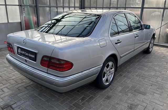 Mercedes-Benz E 320 4Matic  TÜV/EXTREM GUT AUSGESTATTET - photo 4