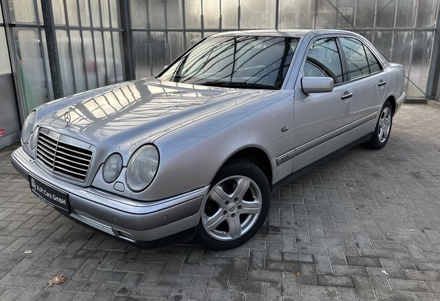 Mercedes-Benz E 320 4Matic  TÜV/EXTREM GUT AUSGESTATTET - photo 1