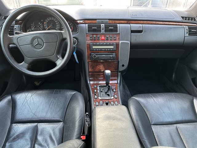 Mercedes-Benz E 320 4Matic  TÜV/EXTREM GUT AUSGESTATTET - photo 2