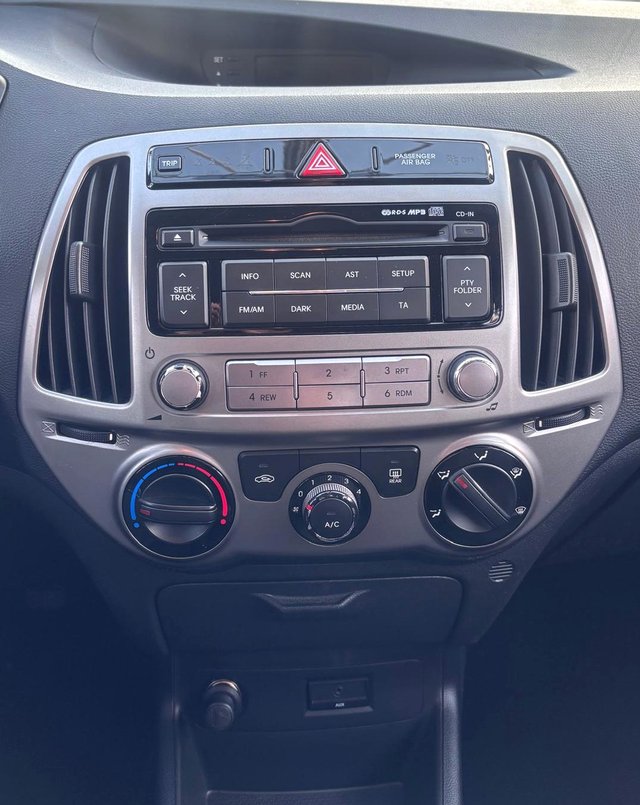 Hyundai i20 1.2 FIFA World Cup Edition  GANZJAHRESREIF./TÜV. - photo 10