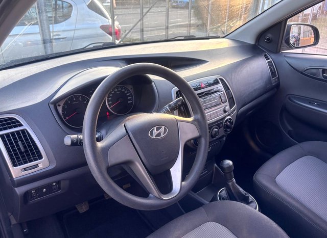 Hyundai i20 1.2 FIFA World Cup Edition  GANZJAHRESREIF./TÜV. - photo 2