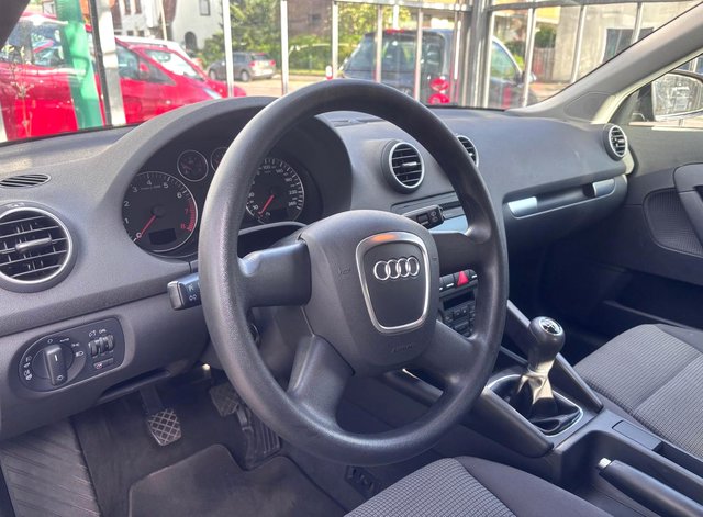 Audi A3 1.6 FSI Sportback  EINPARKHILFE/SITZHEIZ./TEMP. - foto 2