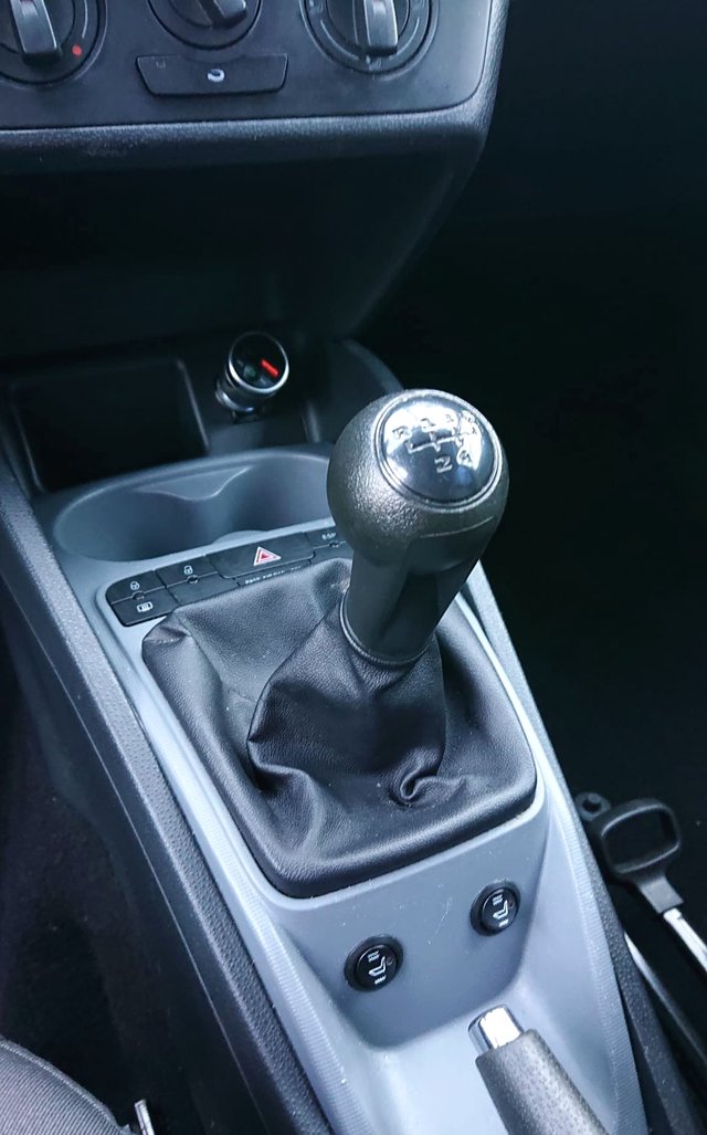 SEAT Ibiza 1.2 12V Reference  SITZHEIZUNG/TÜV 10/2027 - bilder 4