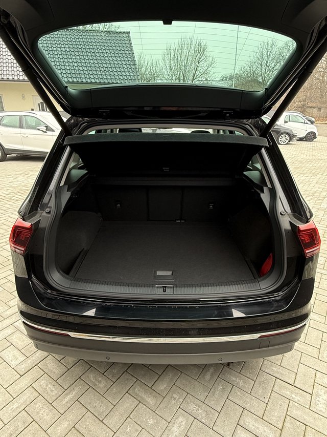 Volkswagen Tiguan Highline Pano Head-up RFK ACC Keyless - bilder 8
