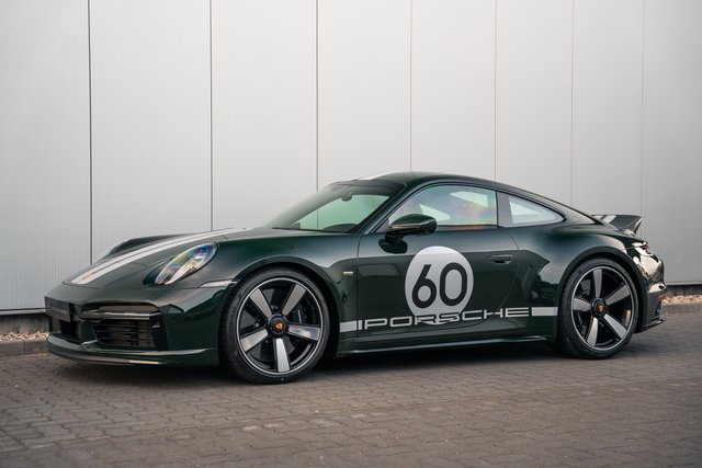 Porsche 911 / 992 Sport Classic  PTS BREWSTERGREEN age.one-day registration for sale | First registration 05/2023 | Price 458.890 €