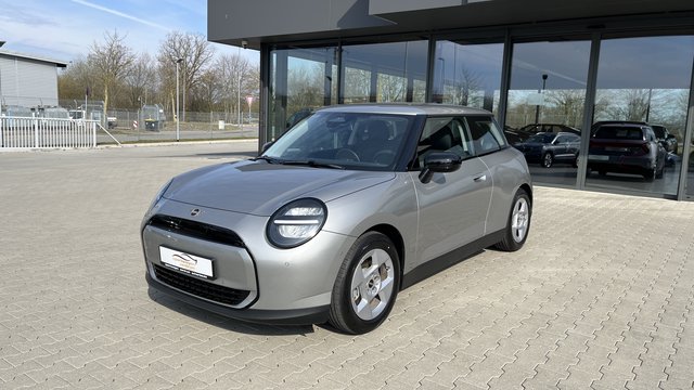 MINI Mini 3-trg. BEV Cooper E Essential Trim age.one-day registration for sale | First registration 03/2026 | Price 28.985 €