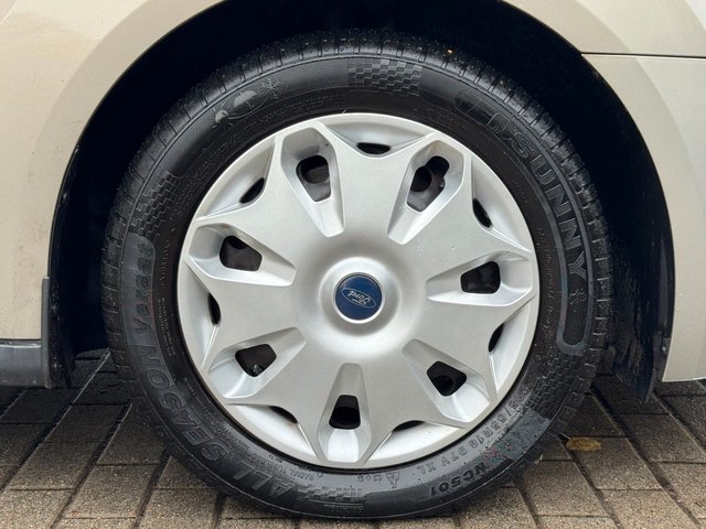 Ford Grand Tourneo Connect *1.5TDCI*7SITZER*AHK*PDC* - foto 9