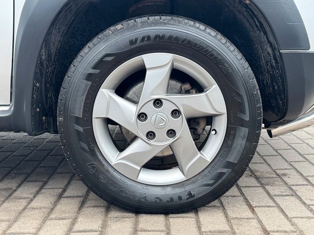 Dacia Duster I Prestige 4x4*Klima*Navi*8-Fachbereift* - bilder 10