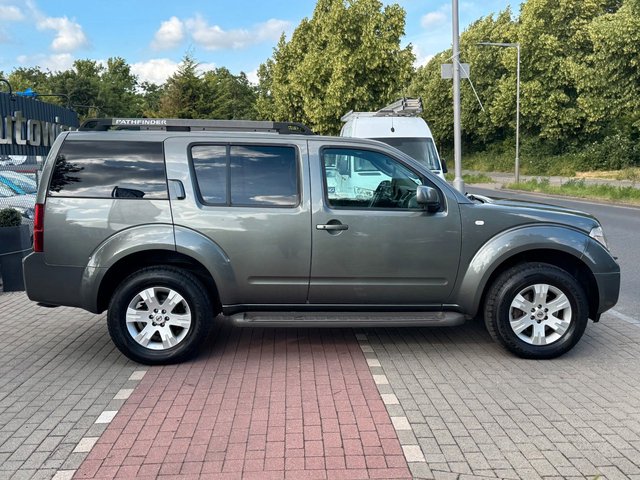 Nissan Pathfinder 2.5 dCi 4x4*Aut*7Sitze*AHK*Kam*Temp* - bilder 4
