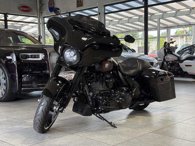 Harley-Davidson FLHXS Street Glide Special 107 LED APE Custom Used vehicle for sale | First registration 07/2017 | Price 17.850 €