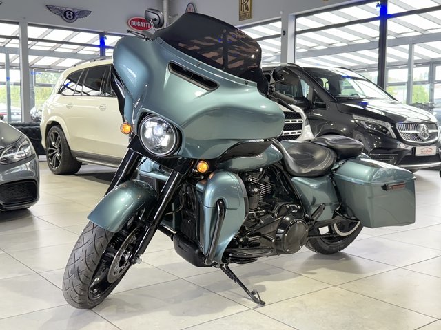 Harley-Davidson CVO Street Glide 114ci FLHXSE LED APE 19" Used vehicle for sale | First registration 07/2017 | Price 18.850 €