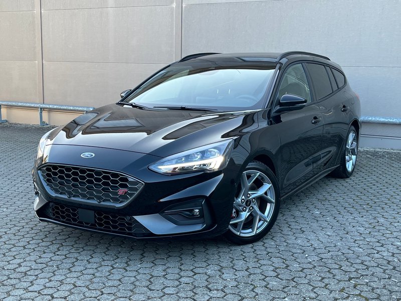 Ford Focus Turnier ST mit LED und Panoramadach