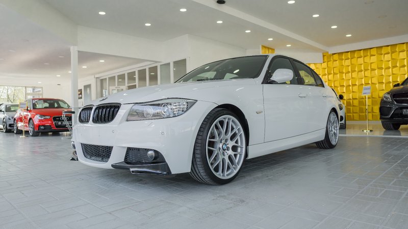 BMW 320 i M Sportpaket/M PERFOMANCE/19"/NAVI PROF.