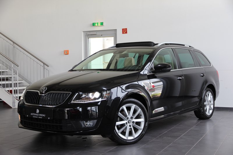 Skoda Octavia Combi Elegance  AUT NAV KEYLEES PANO