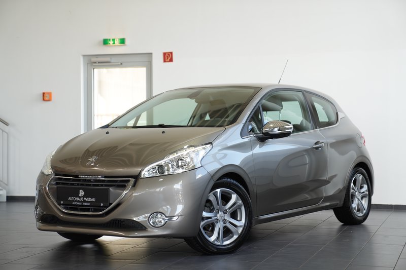 Peugeot 208 Allure  1. HAND KLIMA NAVI