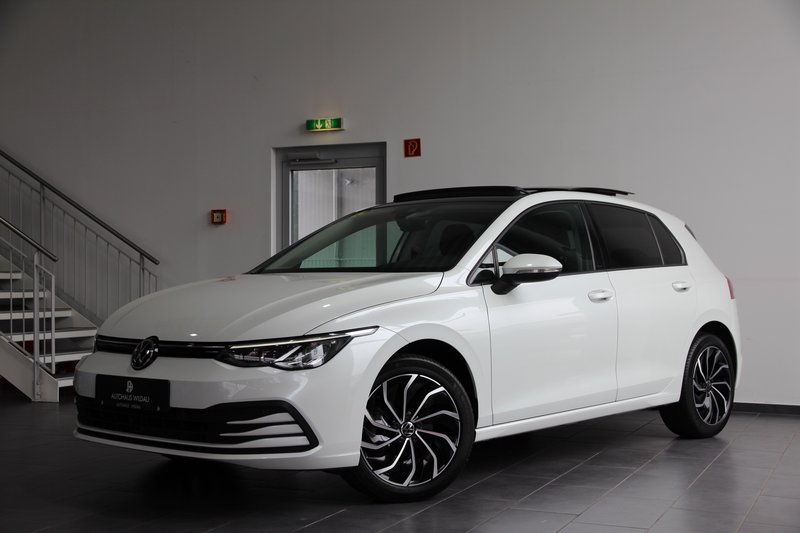 Volkswagen Golf VIII Life AUT STANDHEIZUNG PANO
