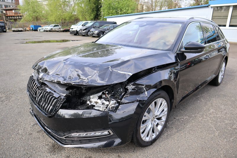 Skoda Superb Combi 2.0 TDI DSG Style Autom. Kamera. Navi. Klimaaut. AHK. Alu. SHZ. PDC.