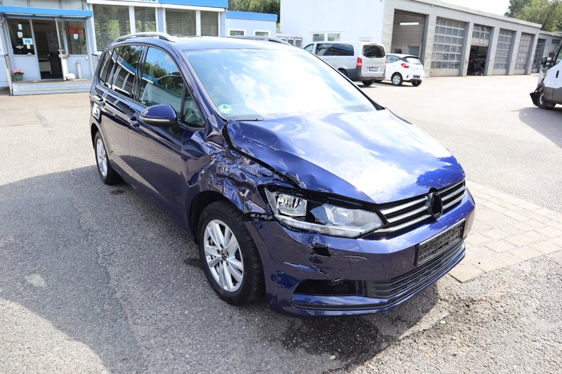 Volkswagen Touran Comfortline 1.5 TSI DSG BMT/Start-Stopp Kamera. Navi. 7-Sitze. SHZ. PDC. Alu.