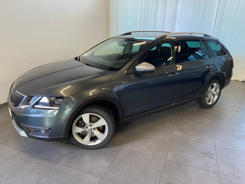 Skoda Octavia Combi Scout 4x4 LEDER NAVI LED AHK ACC KAMERA ACTIVE