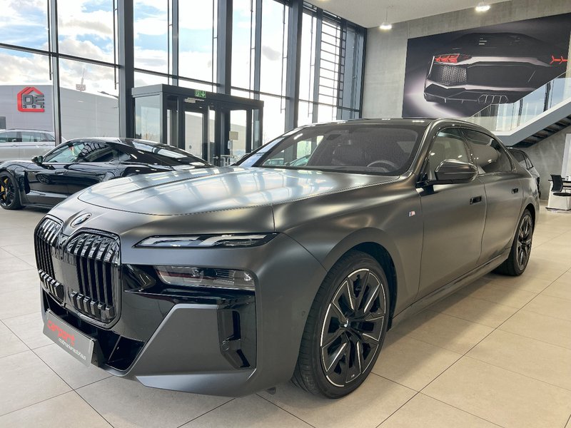 BMW 740 d xDrive M Sport FROZEN DEEP B&W PANO LED