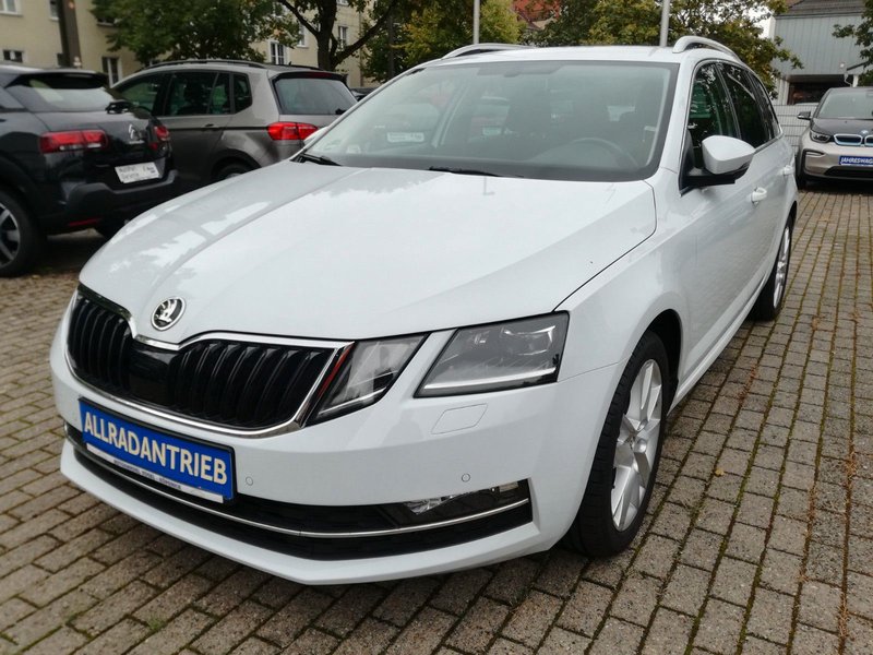 Skoda Octavia Combi 4x4 DSG*NAVI*AHK*CAM*SITZHZG*LED*